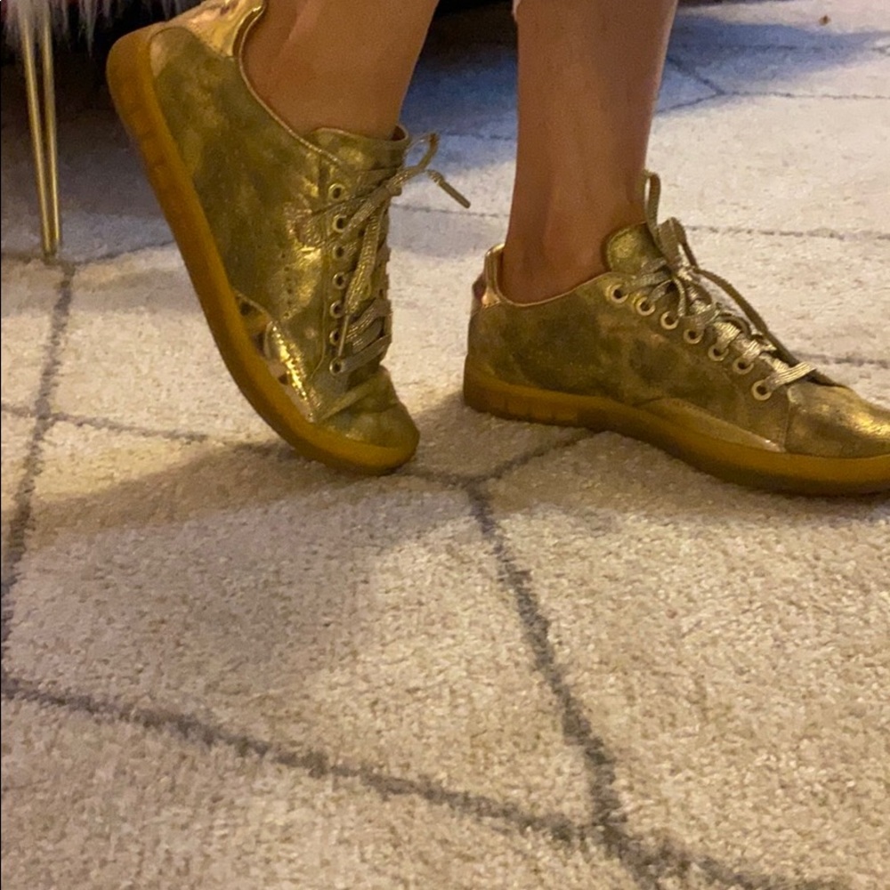 Golden Sneakers 💛
